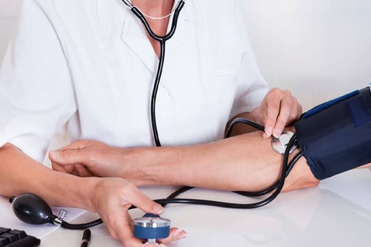 ဘာကြောင့် လက်နှစ်ဖက်စလုံးမှာ သွေးပေါင်ချိန်( blood pressure ) တိုင်းတာသင့်တာလဲ ?